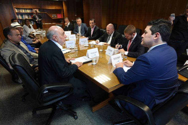 Avicultores temem demissões após embargo da UE