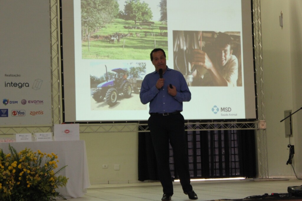 Gestão de pessoas e crescimento profissional iniciam discussões de encontro avícola