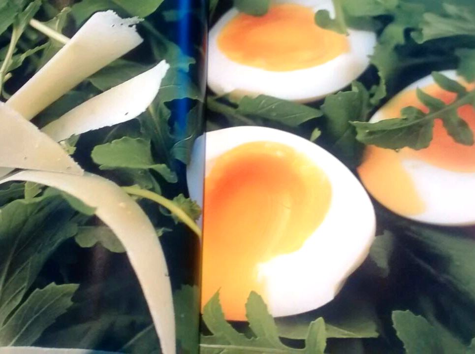 Ovos Mollet com Rúcula e Lascas de Parmesão