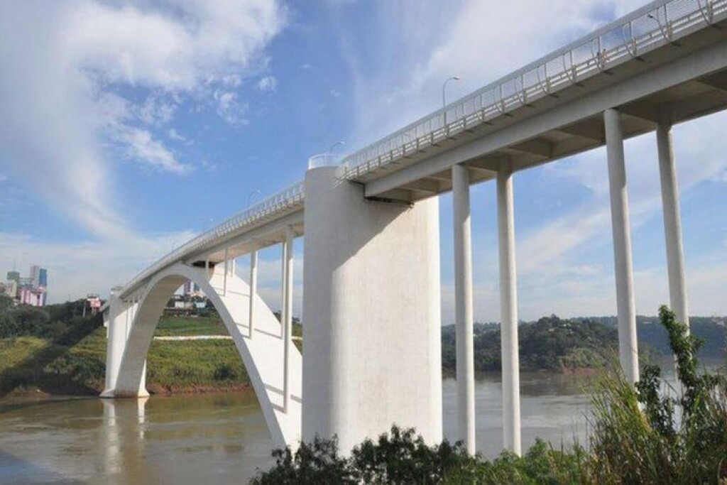 Dia histórico na fronteira: Ponte da Amizade reabre e anima negócios na região