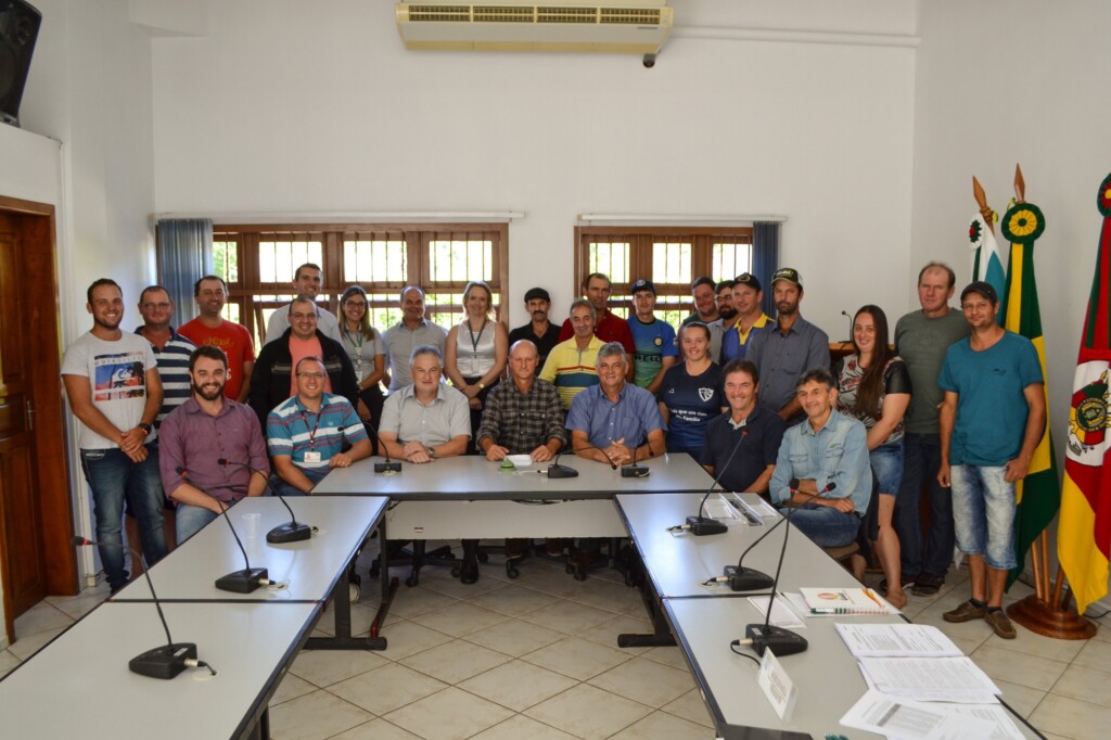 Avicultores assinam contrato para construção de núcleo de produção de frangos