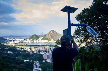 Comunidade do RJ recebe postes de luz movidos à energia solar