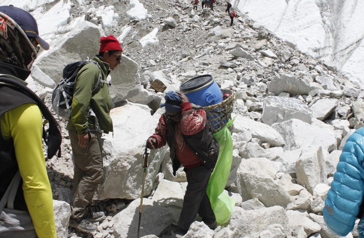 Dejetos de alpinistas do Evereste vão gerar biogás