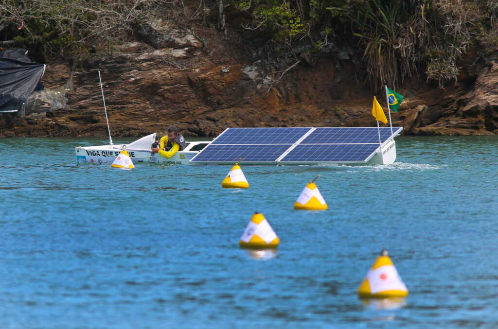 Estudantes brasileiros participam de competição de barcos movidos a energia solar