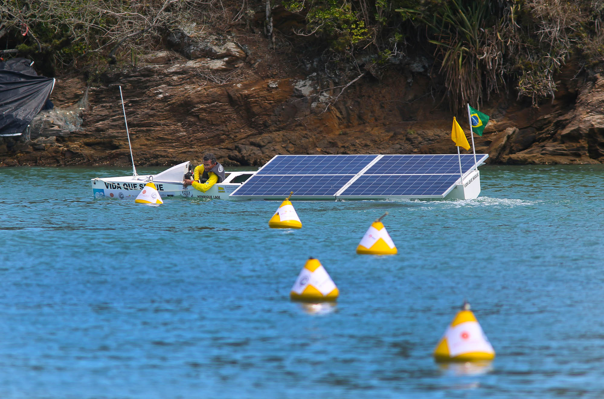 Estudantes brasileiros participam de competição de barcos movidos a energia solar Estudantes brasileiros participam de competição de barcos movidos a energia solar