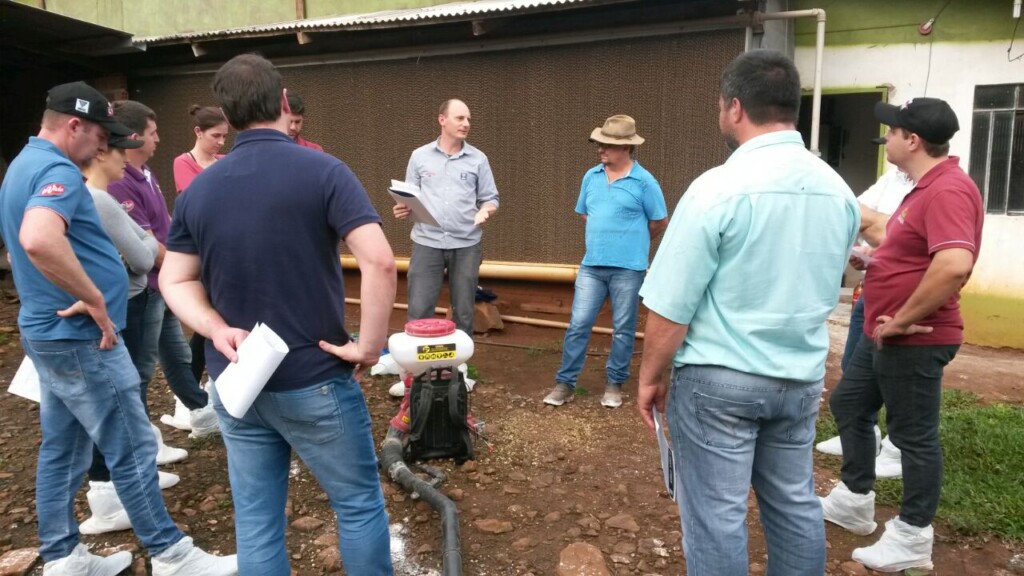 Equipe Técnica de Avicultura da Coasul recebe treinamento técnico 