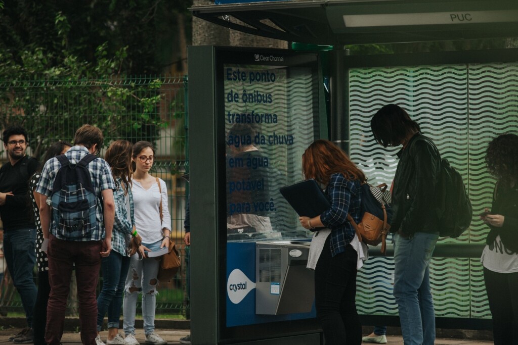 Outdoor em ponto de ônibus transforma água da chuva em água potável