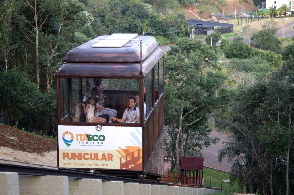 Santa Catarina tem bondinho movido 100% por energia solar