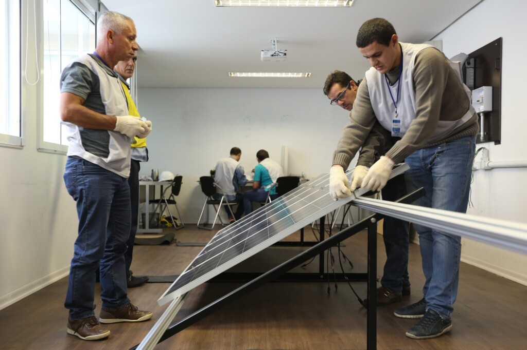 Confiança da indústria atinge maior nível em nove anos