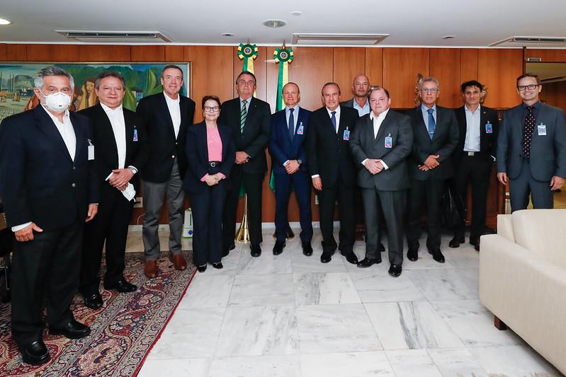 Lar Cooperativa garante a Bolsonaro que haverá oferta de soja no país