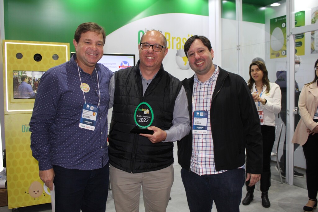 Editor da Avicultura Industrial recebe troféu Imprensa 2022 do Instituto Ovos Brasil