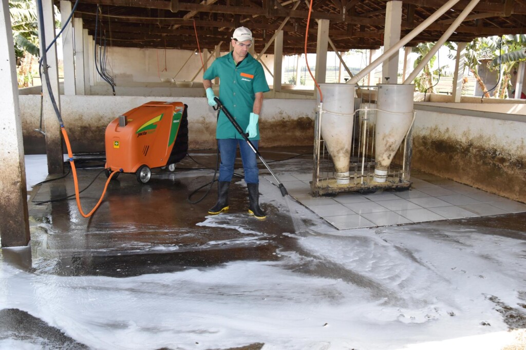 Limpeza com economia de água na suinocultura