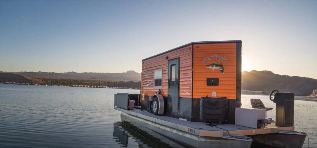 Pequena casa solar pode ser transportada por terra e por mar