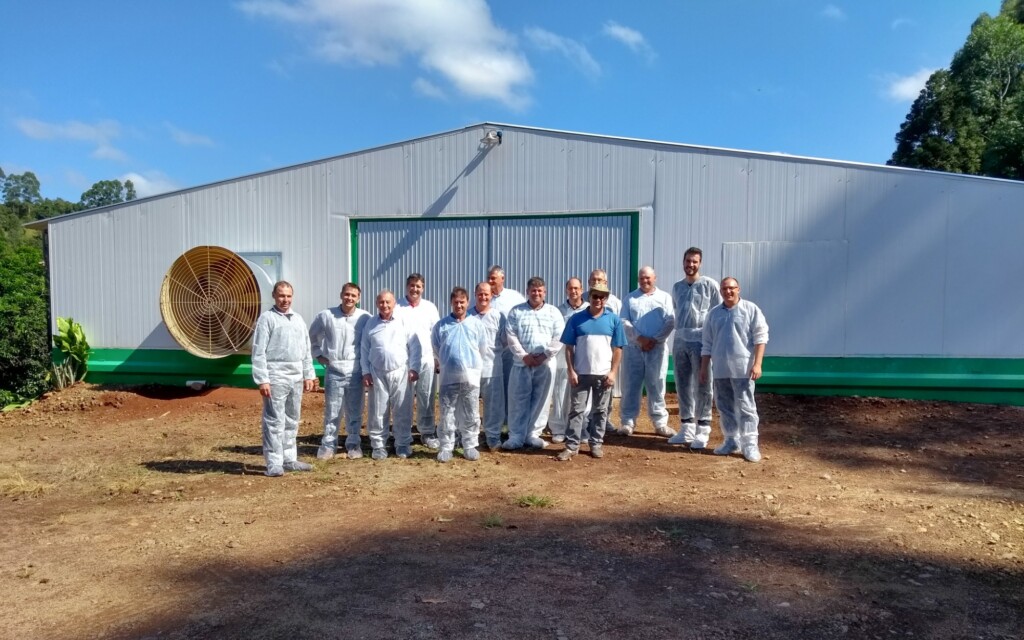 Em busca de modelos para pavilhões, Dália visita granjas do Paraná