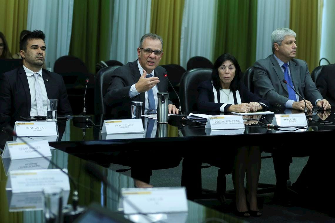 Governo vai rever monopólio da Petrobras no setor de gás Governo vai rever monopólio da Petrobras no setor de gás