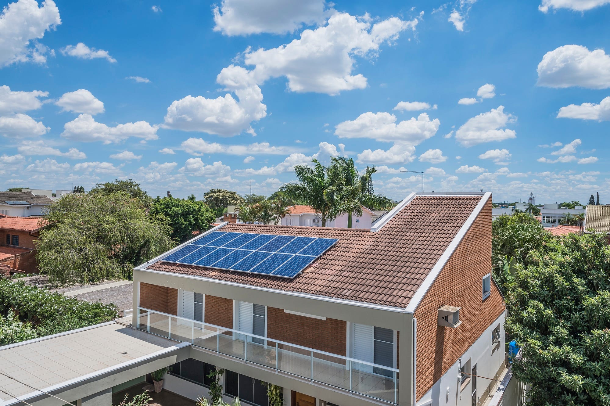 Geração própria de energia solar atinge 1 milhão de sistemas em telhados e pequenos terrenos no Brasil