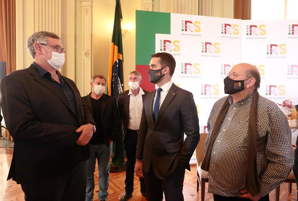 Pedido de redução no ICMS para vendas de suínos vivos é levado ao governador durante ato de sanção