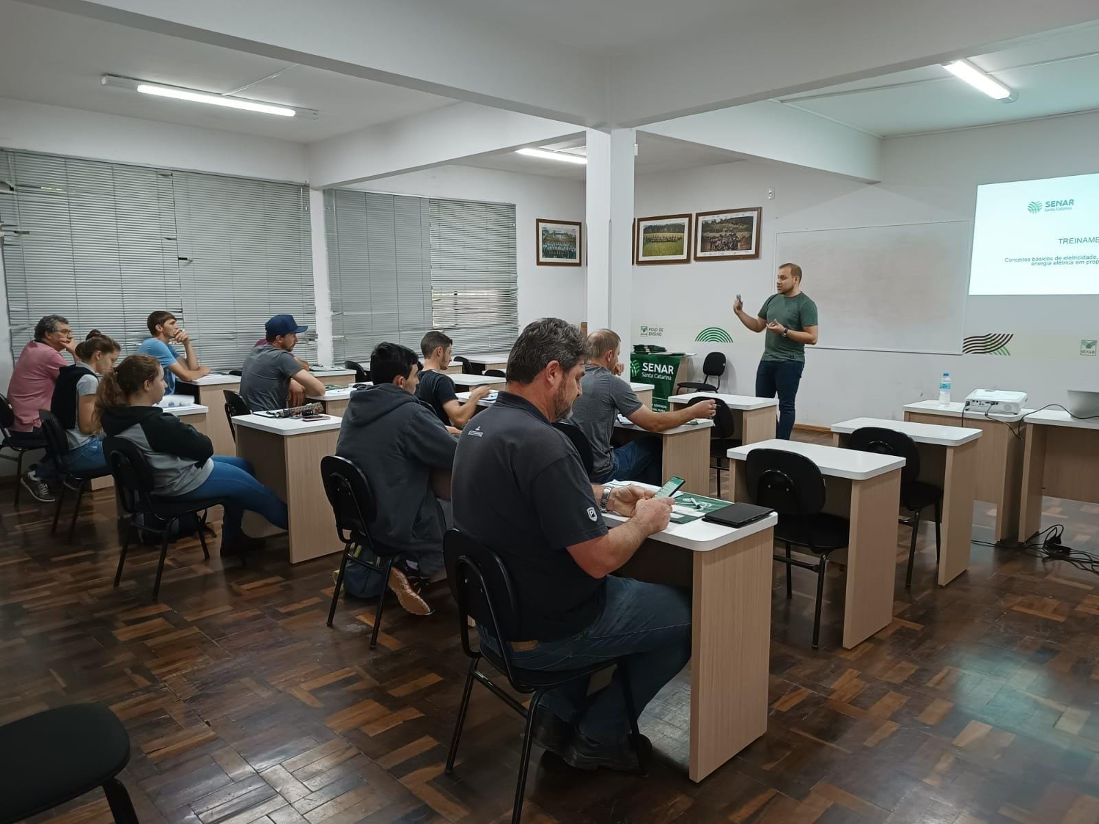Produtores rurais recebem capacitação para o uso seguro e eficiente da energia elétrica Produtores rurais recebem capacitação para o uso seguro e eficiente da energia elétrica