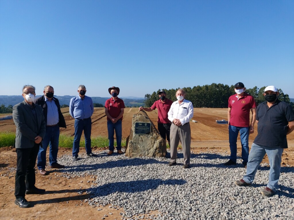 Relvado descerra pedra fundamental em Condomínio Avícola