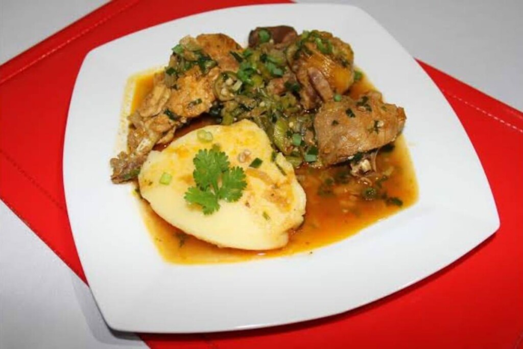 Frango com angu e quiabo