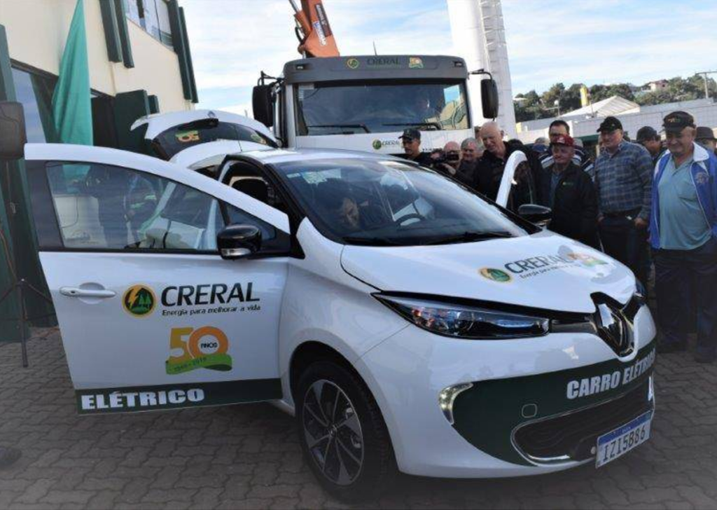 Cooperativa inicia substituição de frota por carros elétricos