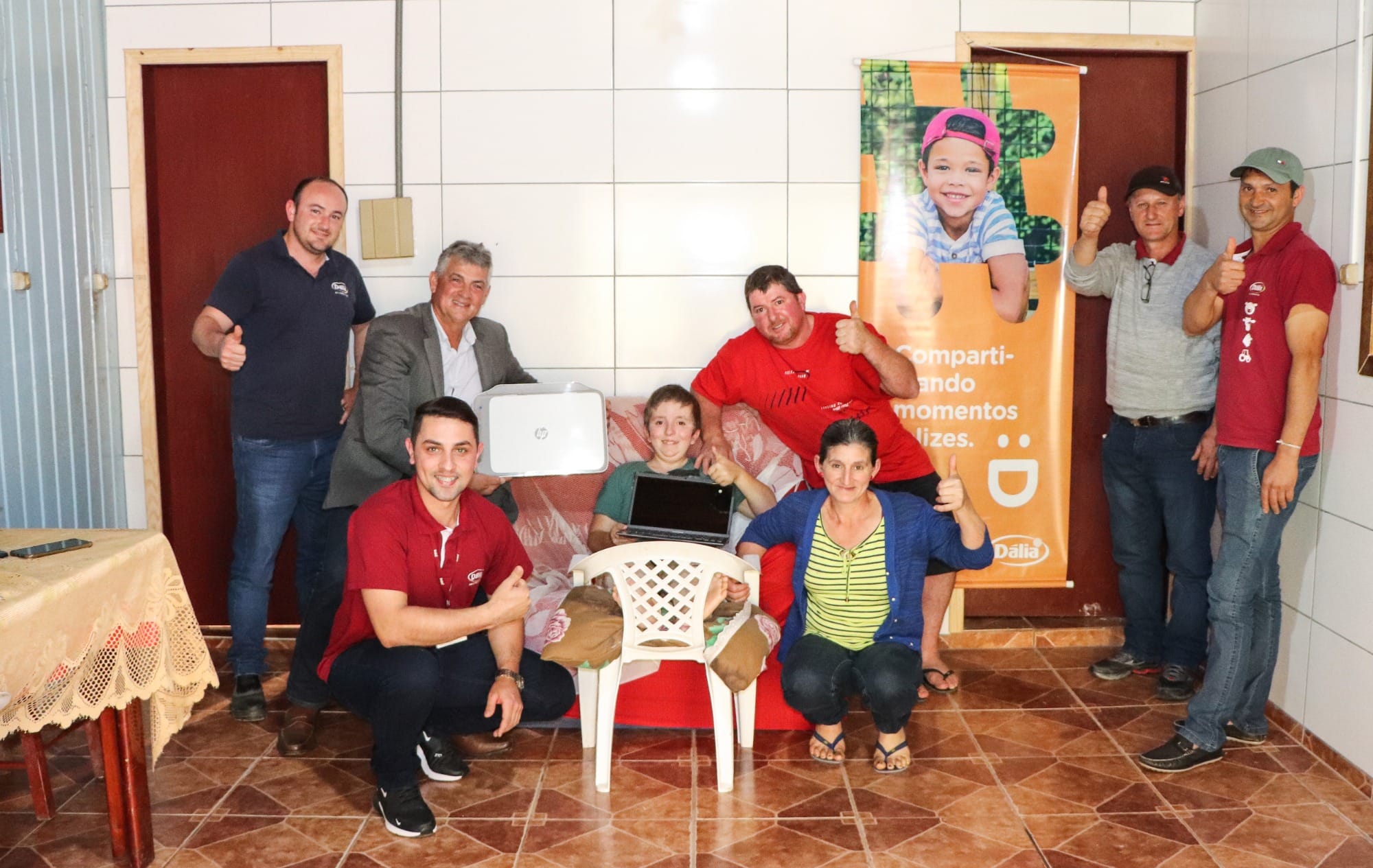 Programa Criança Dália presenteia garotinho Maicon com notebook e impressora