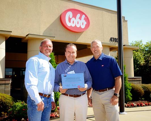 Lar recebe prêmio por melhor eclosão com produto Cobb