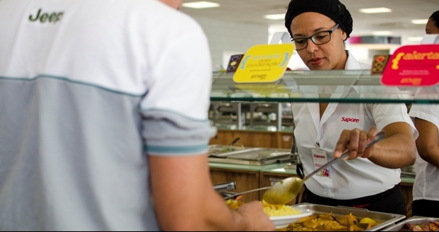 Líder em serviços de alimentação comprará apenas ovos livres de gaiolas