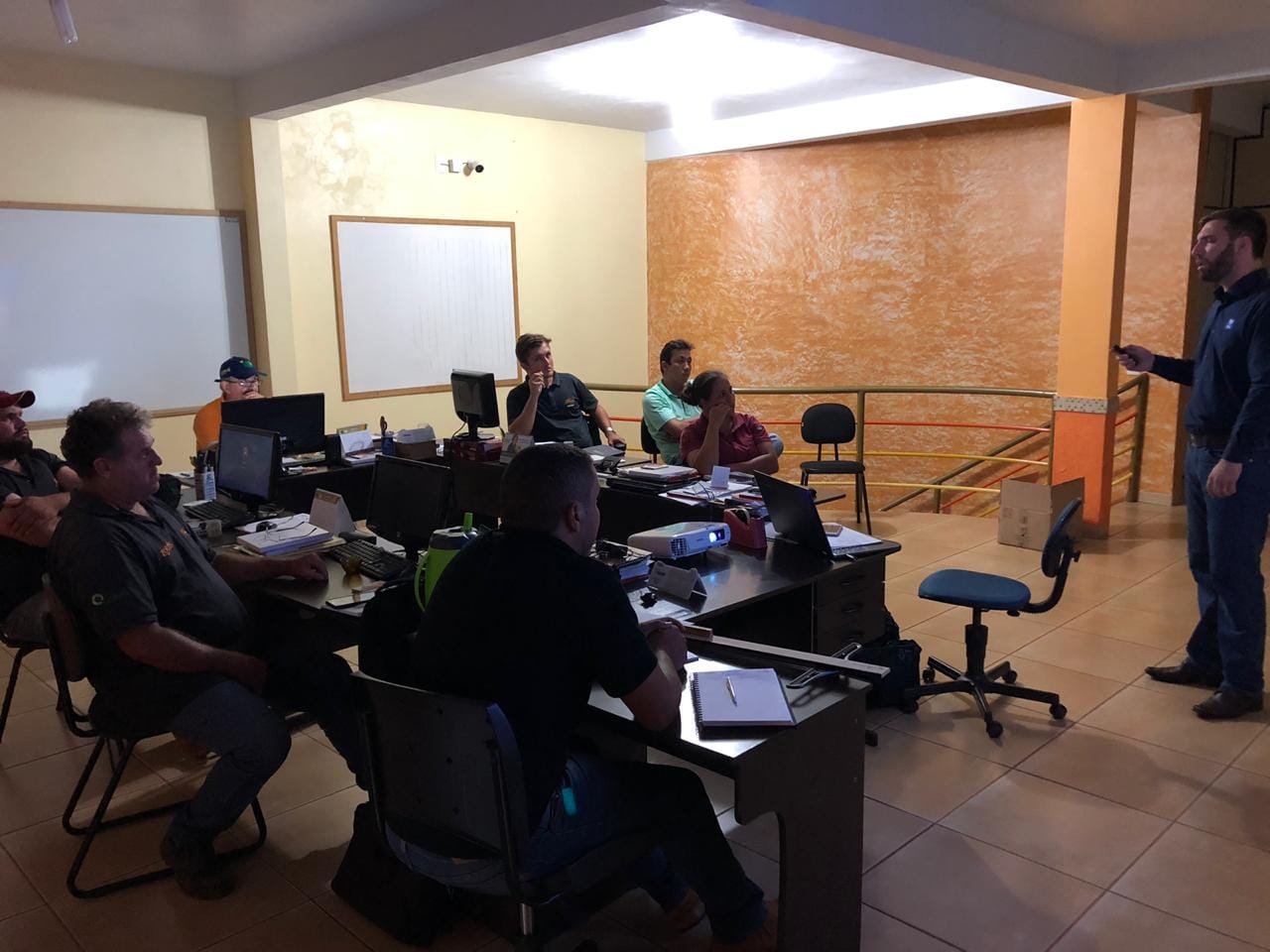 Vetanco realiza palestra técnica para equipe de campo Vetanco realiza palestra técnica para equipe de campo