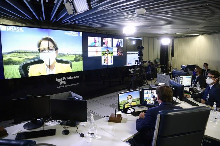 Mapa quer acelerar a entrega de títulos de terras a produtores rurais, diz ministra