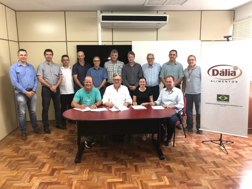 Dália, Plasson e condomínios formalizam parceria para a construção de aviários