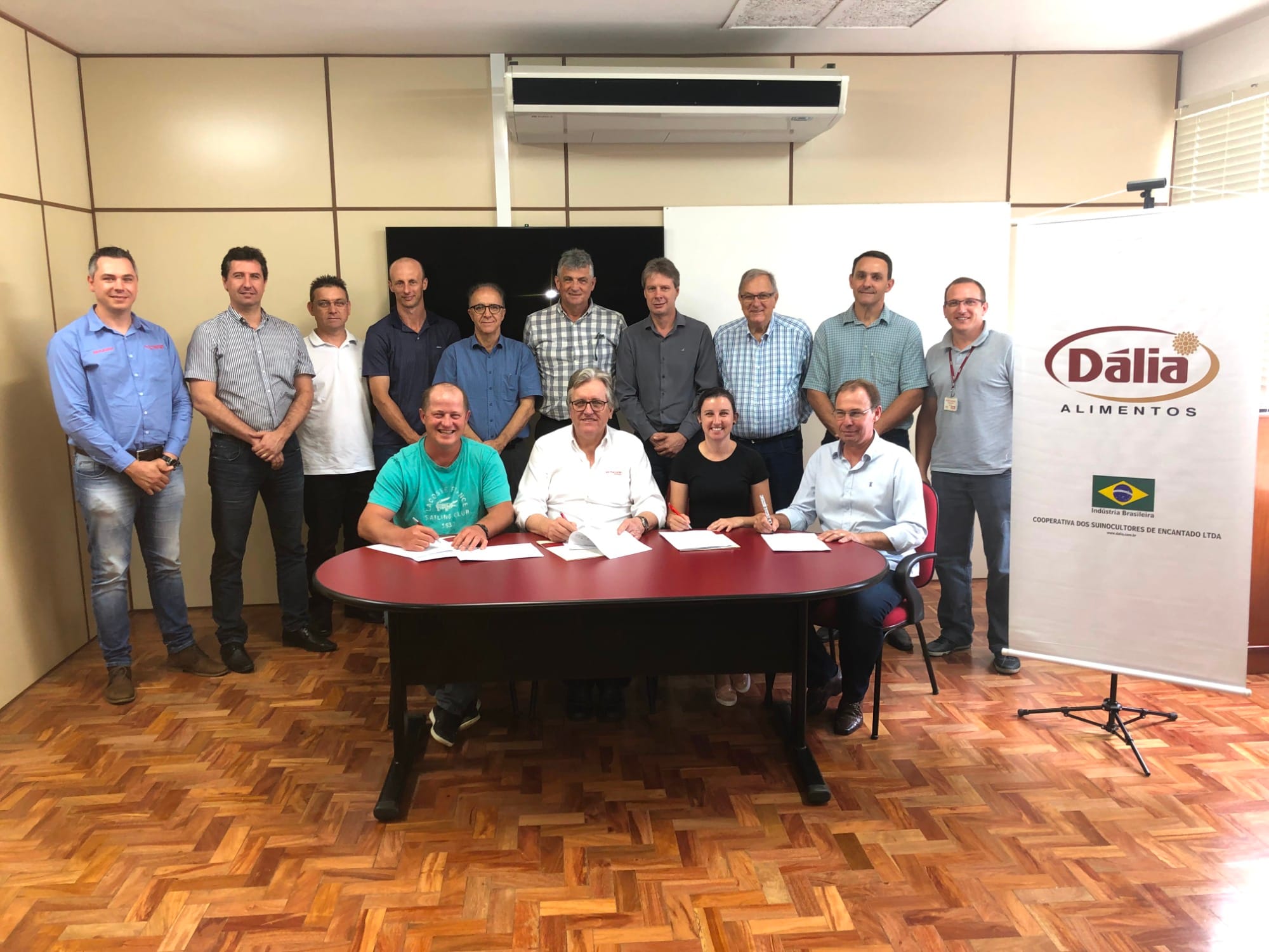 Dália, Plasson e condomínios formalizam parceria para a construção de aviários