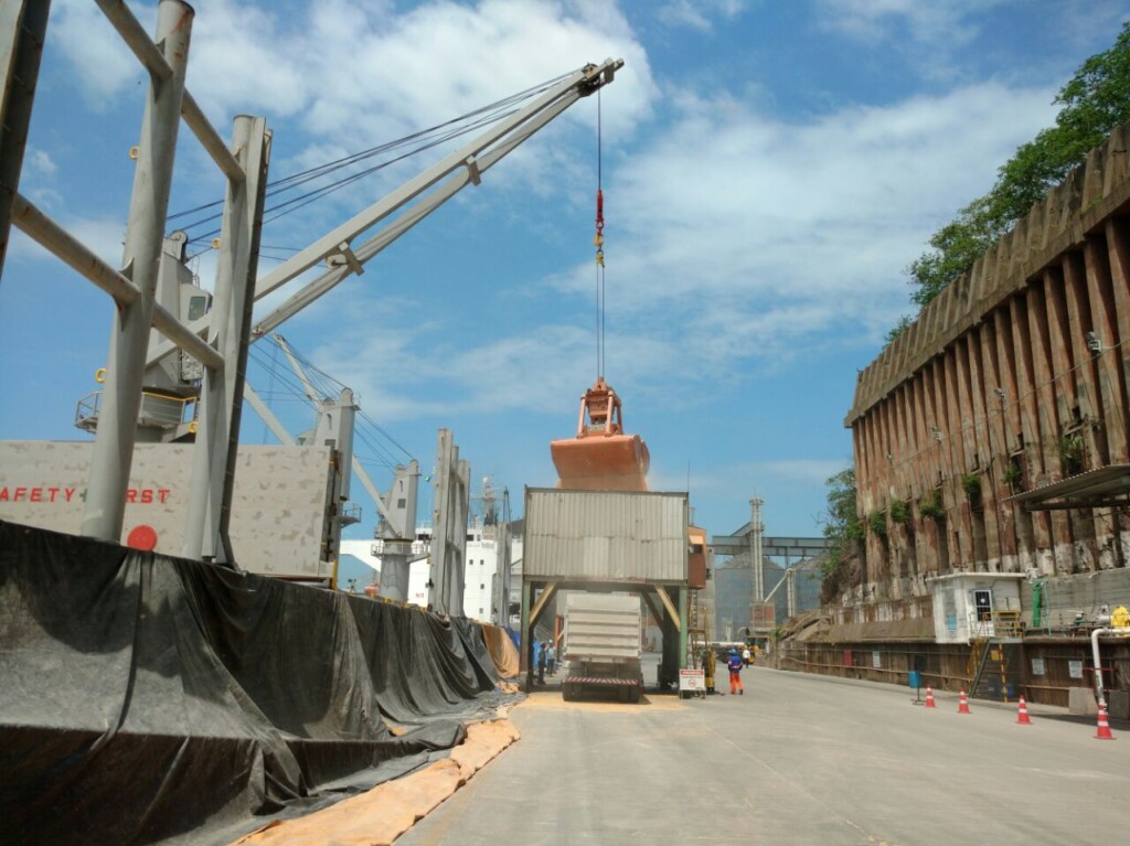 Produtores capixabas realizam importação de segundo navio de milho da Argentina