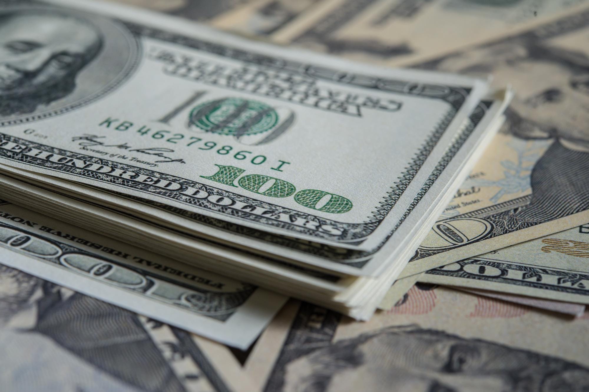 Dólar abre em baixa, com discussões sobre inflação no radar
