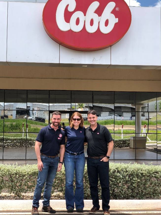 Diretora mundial de bem-estar animal visita a Cobb-Vantress no Brasil