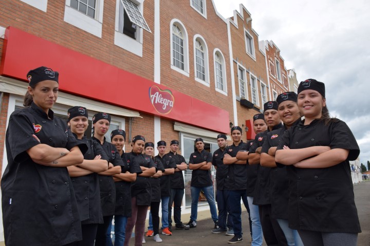 Programa Jovem Social forma 20 mini chefs