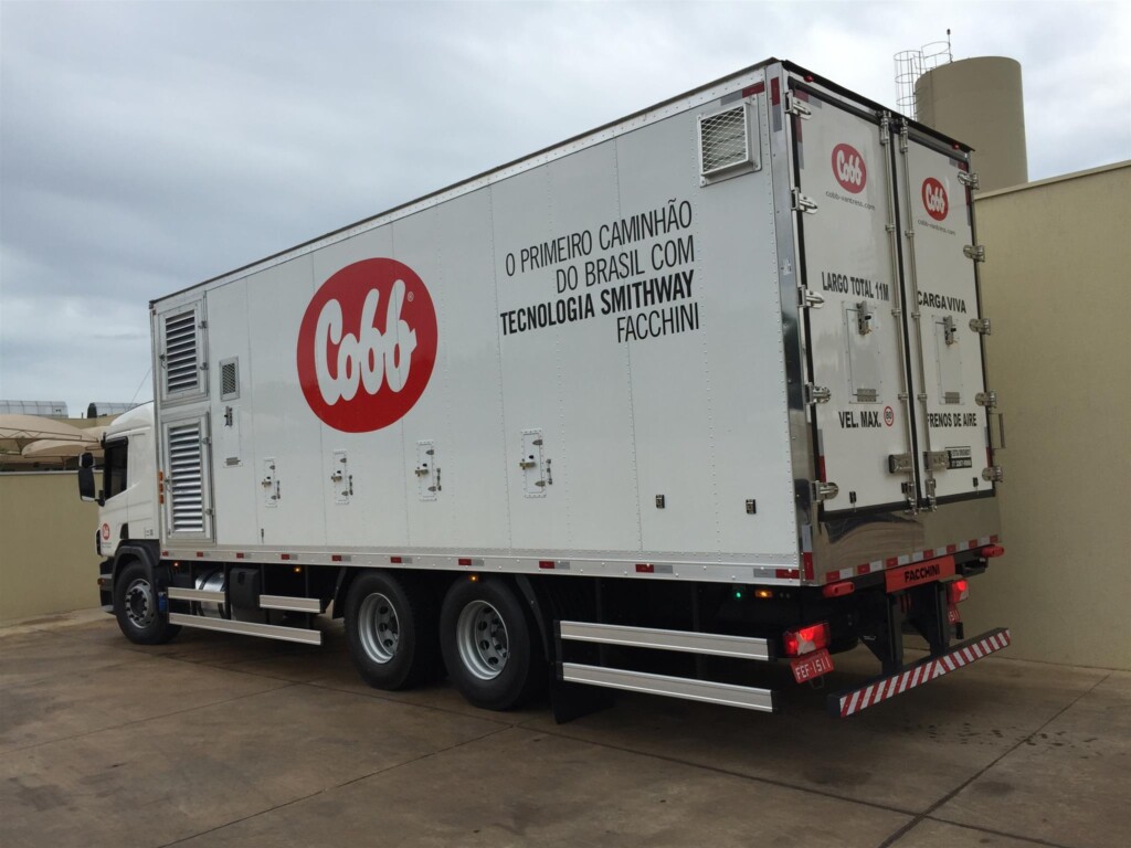 Cobb-Vantress formaliza parceria com Smithway e Facchini para operar com novos baús