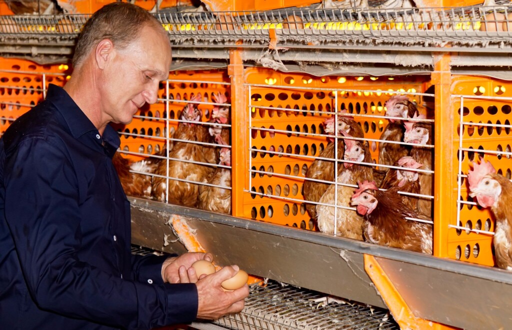 Avicultor paranaense abastece veículo com biocombustível feito com dejetos de animais