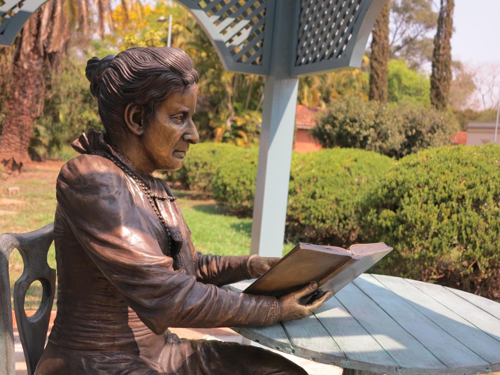 Ermelinda Ottoni de Souza Queiroz é homenageada com estátua na Esalq Ermelinda Ottoni de Souza Queiroz é homenageada com estátua na Esalq