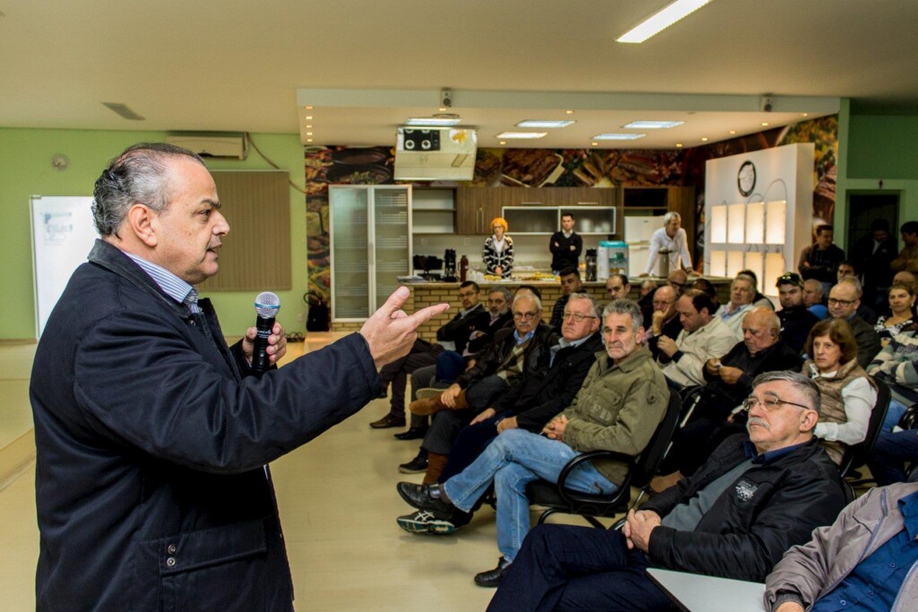 Associações e produtores debatem futuro da suinocultura