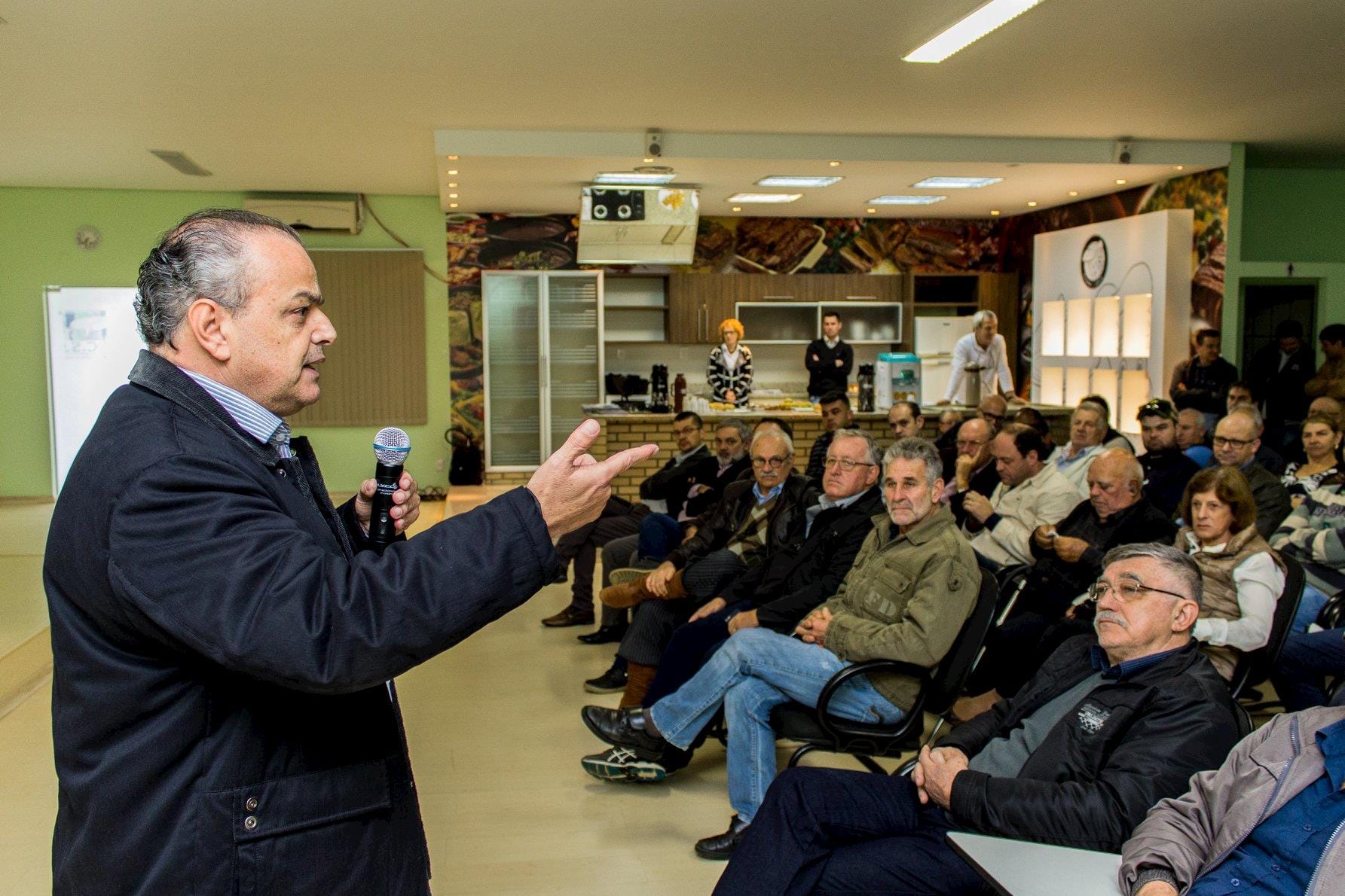 Associações e produtores debatem futuro da suinocultura