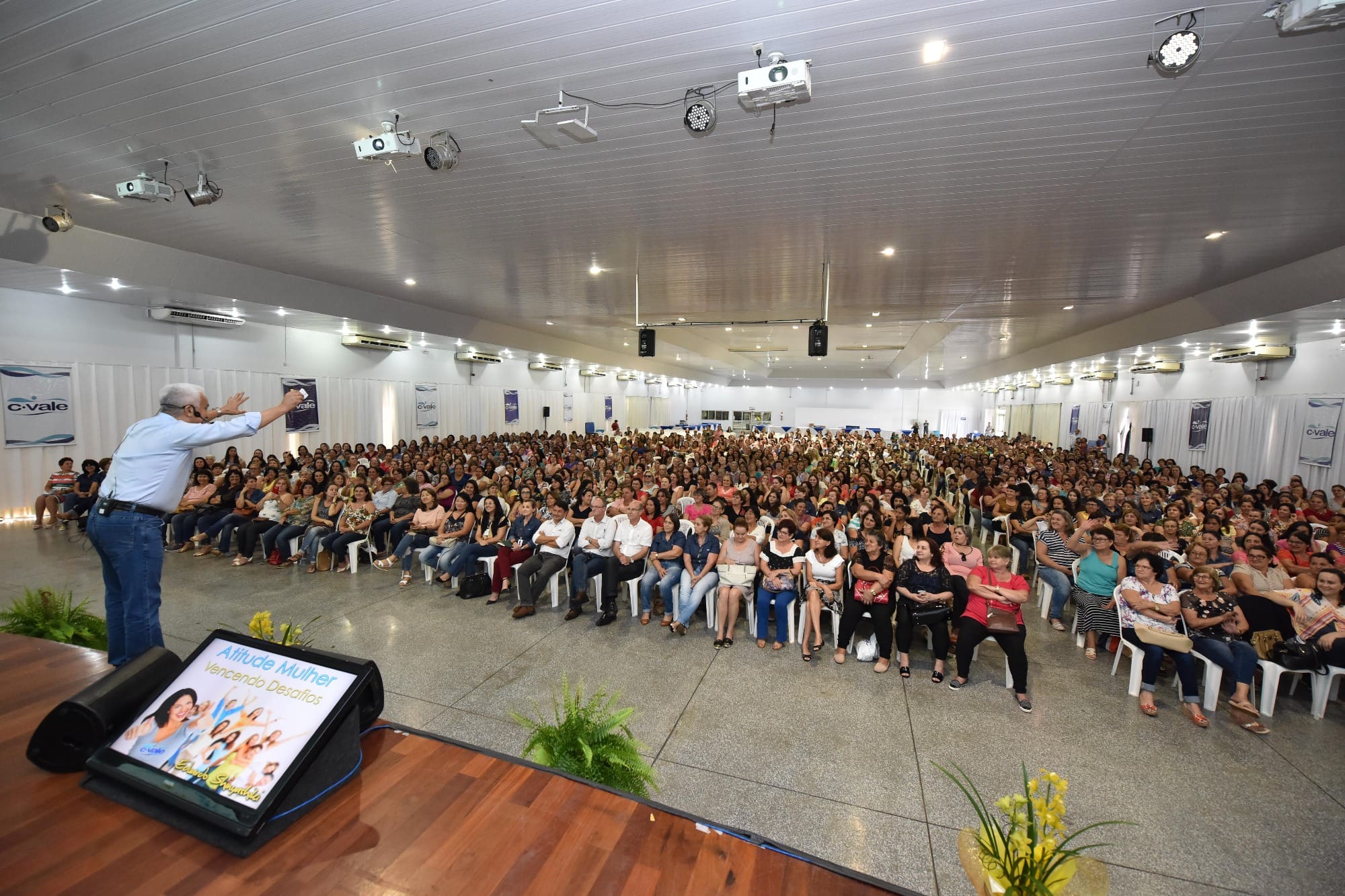 C.Vale reúne 1.500 mulheres em seminário C.Vale reúne 1.500 mulheres em seminário