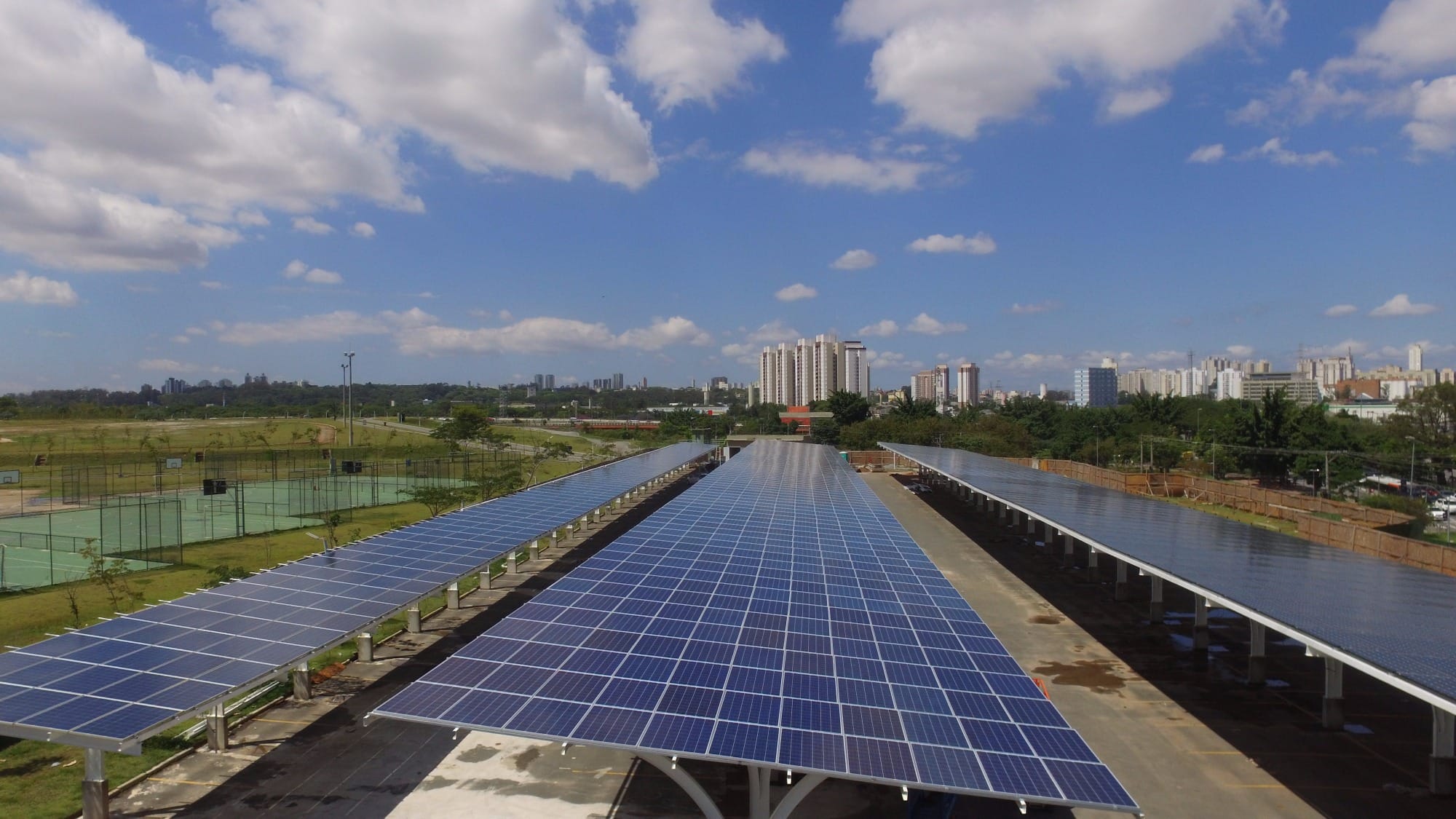 Primeira usina solar do país em parque público é inaugurada