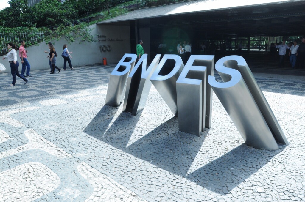 BNDES negocia venda de participação na JBS, diz jornal