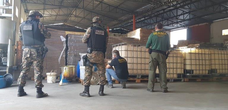 Força-tarefa fecha fábrica clandestina de agrotóxico em Goiás