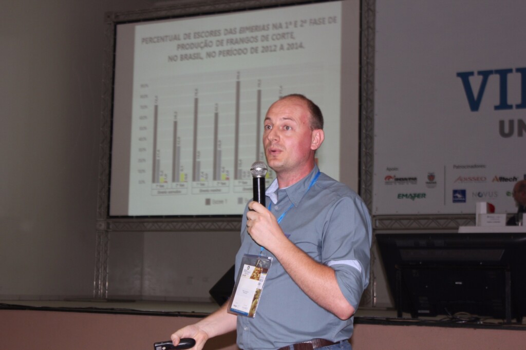 Coccidiose em Frangos de Corte é tema de palestra durante encontro técnico