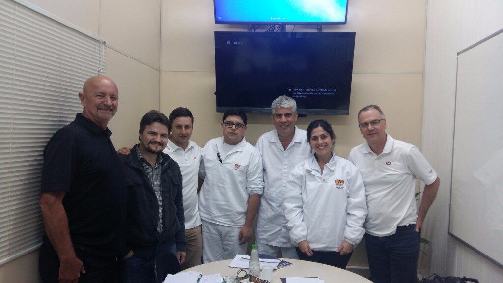 Especialista mundial em abatedouros da Cobb-Vantress visita clientes no Brasil