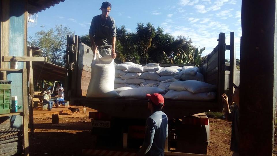 Dejetos de suínos e cama de aviário viram adubo para horta comunitária