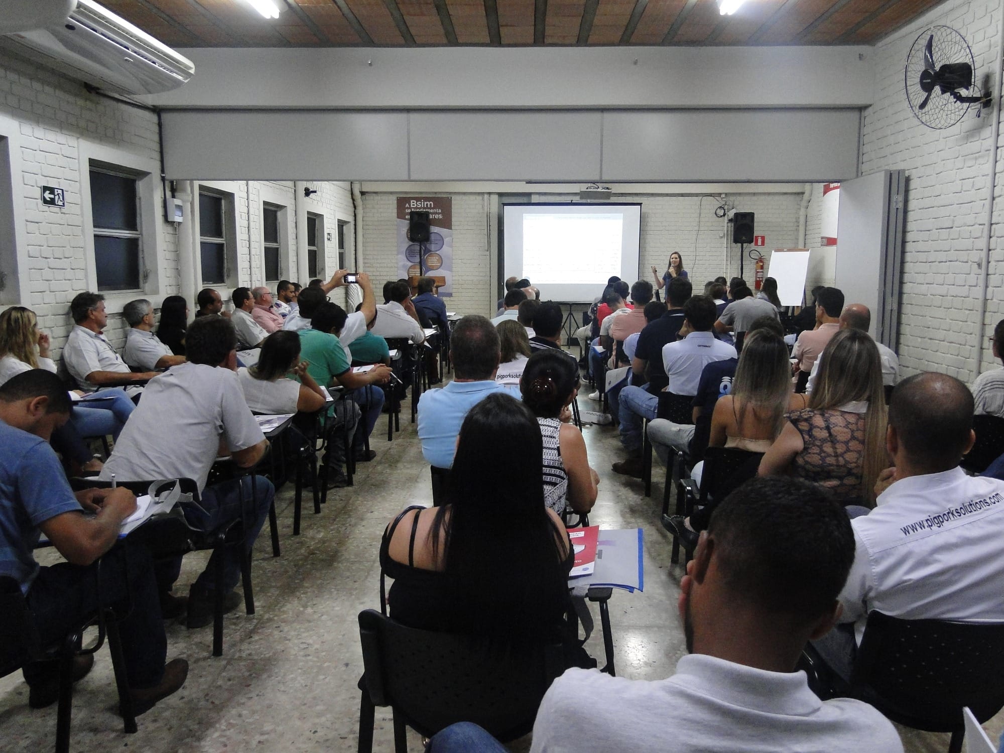 Encontro reúne suinocultores, estudantes e profissionais do setor na sede da Assuvap