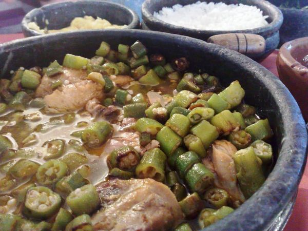 Frango com quiabo à moda mineira